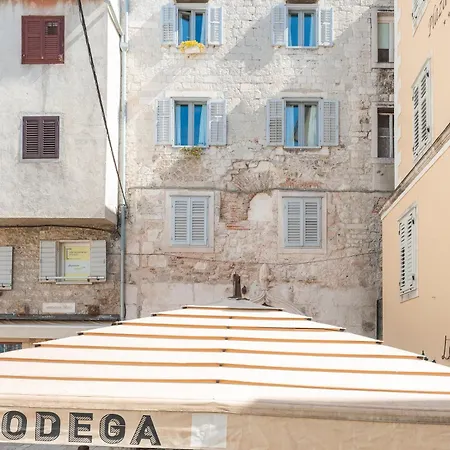 Dosud House Split