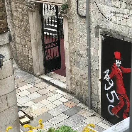 Dosud House Σπλιτ
