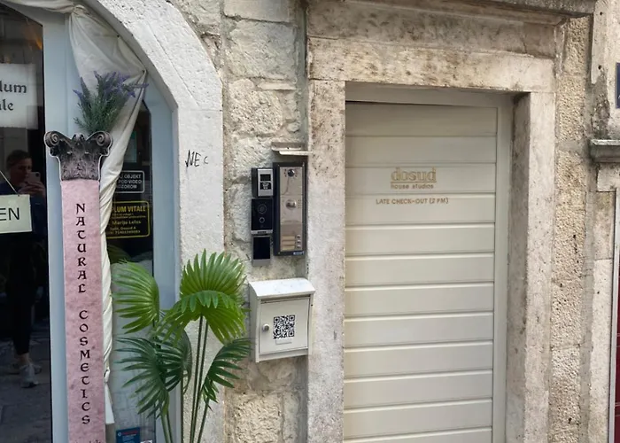 Dosud House Апартаменти